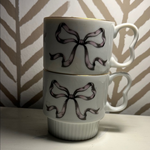 Chic White and Gold Bow Tea Set - Picture 5 of 8